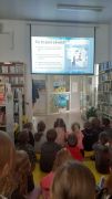 w bibliotece